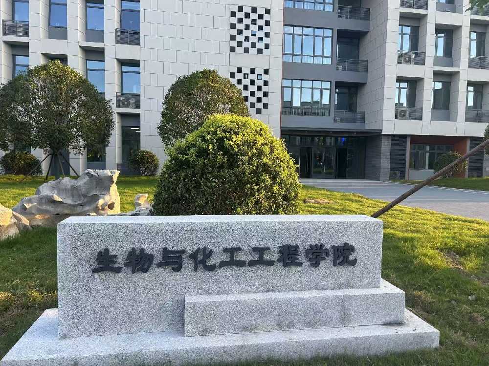 贡觉县扬州职业大学体育场高杆灯项目